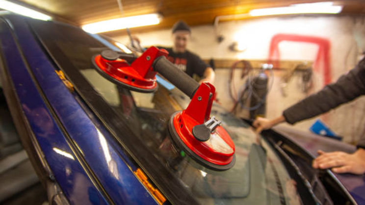 Choose Mobile Windscreen Replacement in Brighton: Getting Back On Road Fast